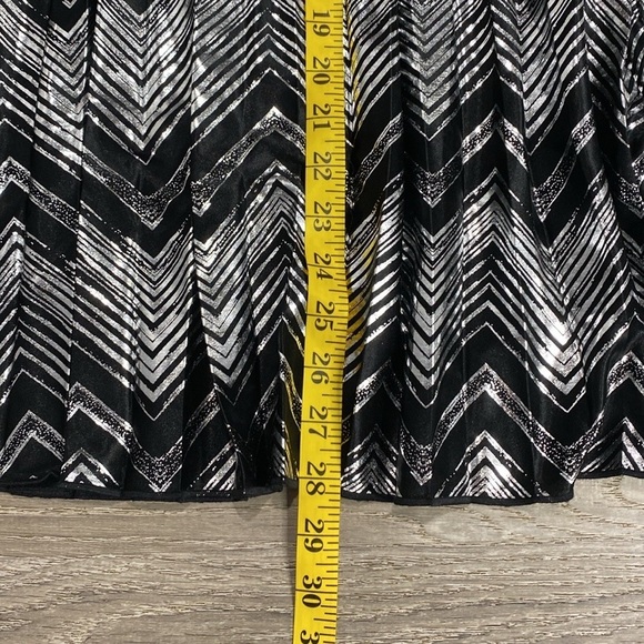 LuLaRoe Women’s Black & Silver Metallic Pleated Skirt Sz M - Picture 7 of 10